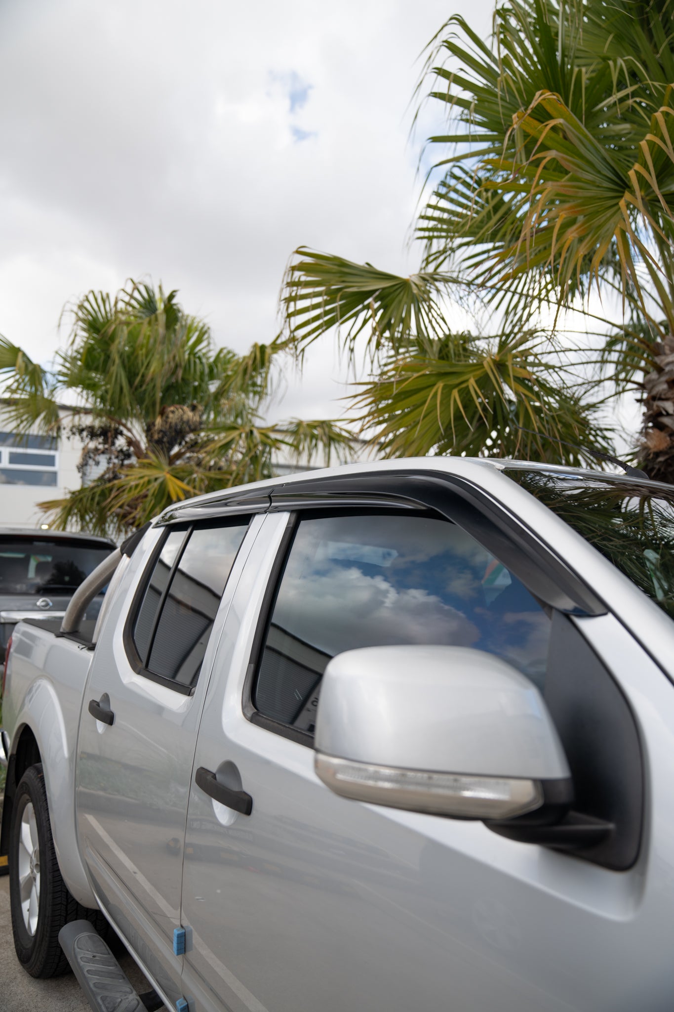 Weather Shield / Window Visor for NISSAN NAVARA D40/FRONTIER 2004+ (Mugen Style)