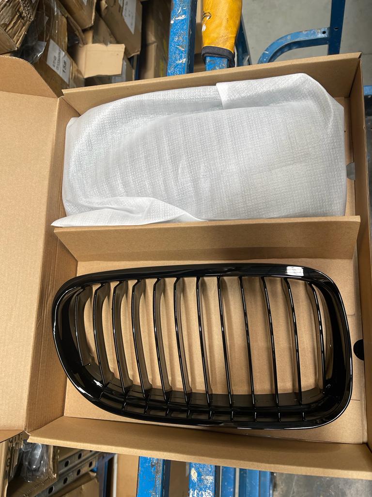 M Performance Style Gloss Black Grille to suit BMW 3 Series E90/E91